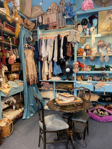 Affordable Room Decor, Vintage Dressing Rooms, Vintage Store Ideas, Balletcore Aesthetic, Thrift With Me, Vintage Store Displays, Antique Booth Displays, Vintage Thrift Stores, Dressing Room Closet