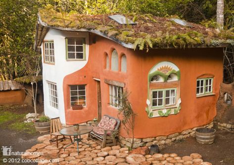 Natural home building: 10 homes built by the earth - CBS News Cob House Plans, Cob Building, Straw Bale House, Eco Buildings, Earthship Home, Natural Homes, Cob House, Earth Homes, Natural Building