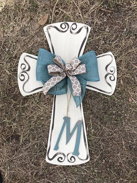 Christian Door Hangers, Front Door Decor Wreath, Wooden Cross Crafts, Cross Ideas, Cross Door Hangers, Spring Door Hanger, Wreath Cross, Cross Decor, Door Hangers Diy