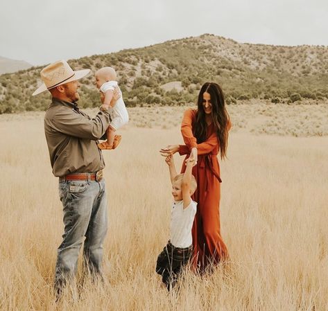 Western Desert Family Photoshoot, Family Photo Outfits Western, Fall Family Photos Western, Western Family Pictures With Kids, Family Western Photoshoot, Western Fall Family Pictures, Western Family Pictures Outfits, Fall Western Family Photos, Western Family Photoshoot