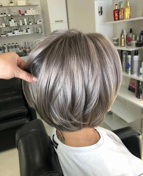 Platinový Blond, Grey Hair Transformation, Kadeřnické Trendy, Gorgeous Gray Hair, Gray Hair Cuts, Blending Gray Hair, Gray Hair Highlights, Bob Hairstyles For Fine Hair, Haircuts For Medium Hair