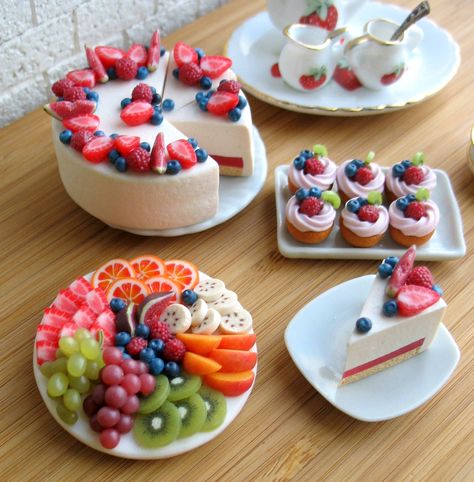 Memorial Day Foods, Miniture Food, Cakes And Desserts, Barbie Food, Miniature Bakery, Miniature Things, Doll Food, Dollhouse Food, Tiny Food