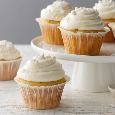 Vanilla Bean Cupcakes Irish Cream Cupcakes, Bake Sale Desserts, Vanilla Bean Cupcakes, Spring Cupcakes, Most Popular Desserts, Cream Cheese Desserts, Vanilla Cupcake Recipe, Cake Mug, Seasonal Desserts