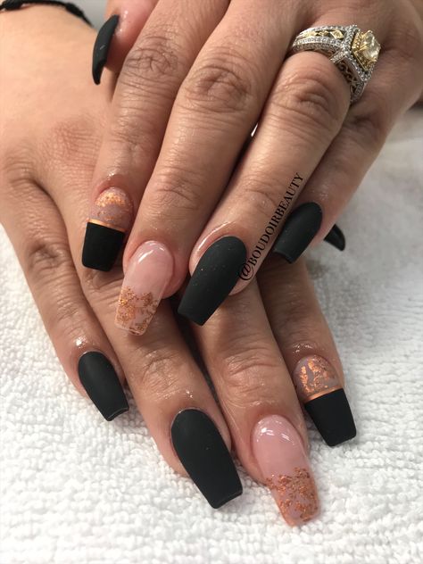 Matte black with rose gold foil Black Nails With Rose Gold, Black And Rose Gold Nail Designs, Black And Rose Gold Nails, Nails With Rose Gold, Gold Glitter Tips, Rose Gold Nails Acrylic, Rose Gold Nails Design, Sneaker Ball, Black And Rose Gold