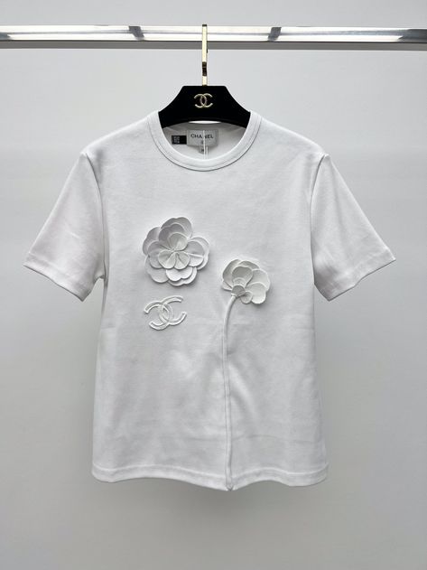 three-dimensional camellia T-shirt knitted white Chanel Knitwear, Tshirts Streetwear, Chanel Clothing, Hermes Fashion, Style Photography, Fashion Black, Blue Wool, Fashion Handbags, Suits You