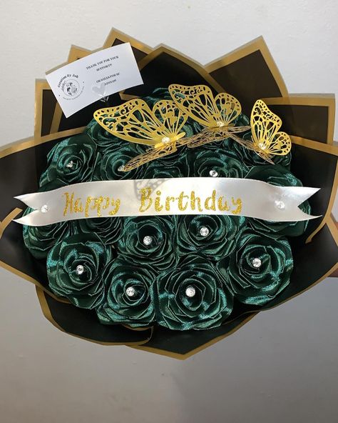 18 count dark green bouquet💚💚 - - #ribbonroses #explorepage #ribbonbouquet #eternalroses #smallbusiness Emerald Green Ramo Buchon, Green Ribbon Bouquet, Dark Green Bouquet, Satin Rose Bouquet, Ashley Perez, Ramo Ideas, Ribbon Rose Bouquets, Ribbon Flowers Bouquet, Green Bouquet