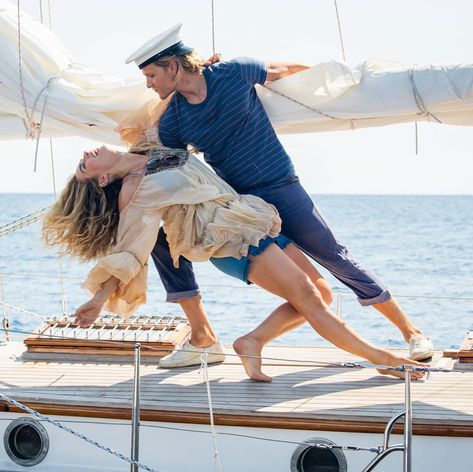 Young Bill (Josh Dylan) has all the moves to sweep Young Donna (Lily James) off her feet aboard his yacht The Belle Ami. Shot on location… Donna Sheridan, Foto Muro Collage, Does Your Mother Know, Disco Queen, Here I Go Again, Septième Art, I Love Cinema, Here We Go Again, Colin Firth