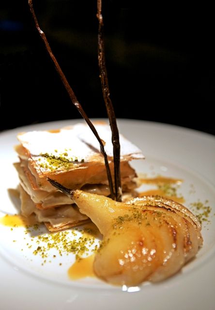 MILLE-FEUILLE CROUSTILLANT DE POIRE CARAMELISEE ET CHIBOUSTE LEGERE AU PRALIN – Joelle Rochette Pear Mille Feuille, Millefeuille Recipe, Dessert Restaurant, Dessert Restaurants, Pear Dessert, Warm Desserts, Goat Cheese Recipes, Halloween Food Treats, Fried Fish Recipes