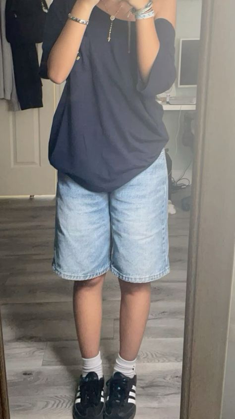 #y2k #jorts #vintage Style Inspo Y2k, T-shirt Fits, Three Quarter Jeans Outfits, Crocs Comfy Outfit, Very Baggy Outfits, Jorts And Oversized Tshirt, Jorts Outfit School, New Balance And Jorts Outfit, Outfit For Thrifting