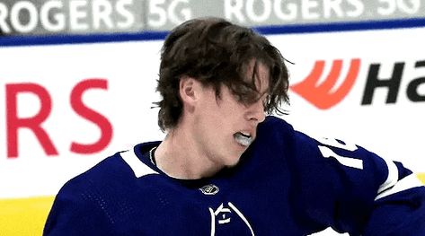 Mitch Marner Aesthetic, Mitch Marner Edits, Mitch Marner Gif, Mich Marner, Marner Hockey, Nhl Hockey Players, Hockey Girlfriend, Mitch Marner, Hockey Guys