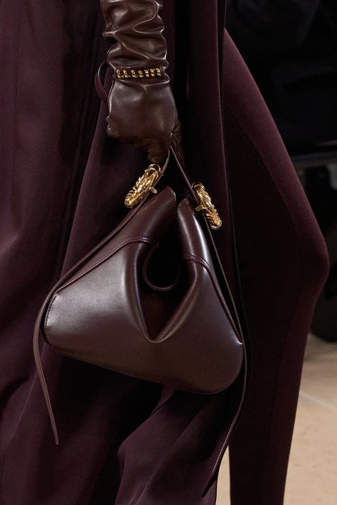 Burgundy Aesthetic, Visuell Identitet, Burgundy Bag, Fall 2023 Ready To Wear, Burgundy Outfit, 2023 Ready To Wear, Mode Ootd, Fall Accessories, Outfit Look