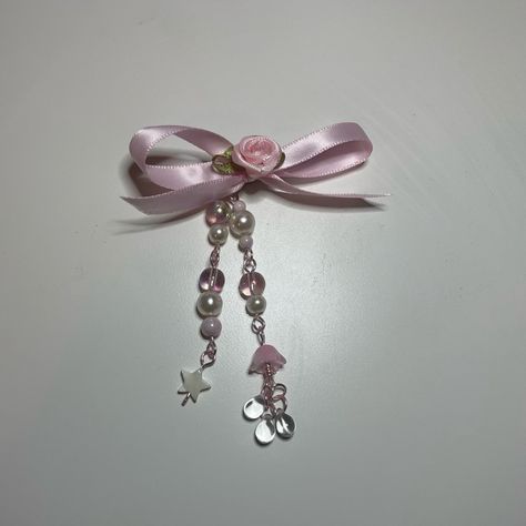 Coquette Hair Clips, Bow Hairclip Diy, Beaded Hair Clip, Bead Hairclip, Coquette Accesorios, Aesthetic Diy Jewelry, Coquette Hair Accessories, Coquette Bracelets, Hairclip Bow