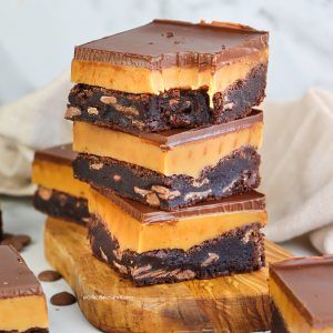 Crunchie Chocolate, Cake International, Caramel Bars, Square Recipes, Brownie Toppings, Biscuit Cake, Chocolate Topping, Bakery Recipes, Milk Chocolate Chips