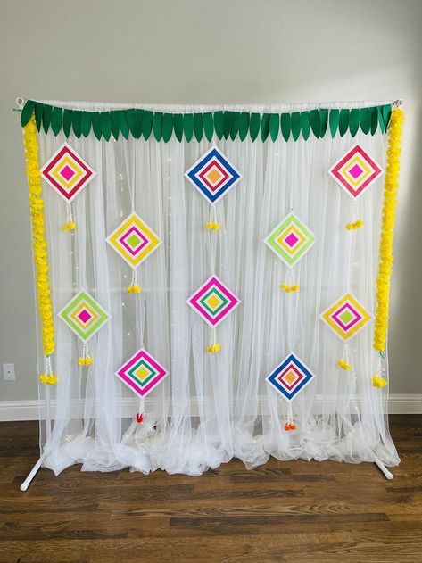 Diy Haldi Decor, Diy Kite Decorations, Pongal Decoration, Backdrop Decoration Ideas, Diy Kites, Haldi Backdrop, Decoration Haldi, Kite Decoration, Diy Kite