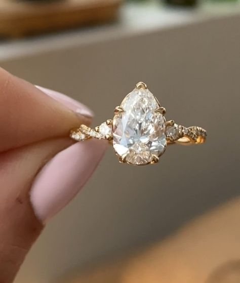 Ring Twisted Band, Twisted Band Ring, Luxury Jewelry Box, Moissanite Diamond Rings, Pear Cut Diamond, Twisted Band, Detailed Ring, Rose Gold Engagement, Rose Gold Metal