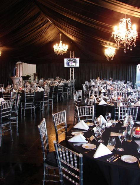 Black tablecloth, white napkins, grey chairs Black Tablecloth With White Napkins, Black Tablecloth White Napkins, Black And White Tablescapes, Lilly Bouquets, Reception Table Layout, Gala Decor, Black And White Ball, Black Party Decorations, Wedding Reception Layout