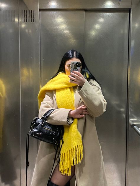 Yellow Scarf Outfit Winter, Yellow Scarf Outfit, Outfit With Yellow, Yellow Shawl, Scarf Outfit Winter, Yellow Scarf, Scarf Outfit, Clothing Essentials, Outfit Winter