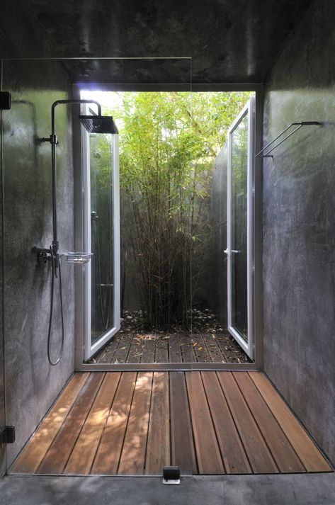 Yet another example of bringing the outdoors into your bathroom.  by Frederico Valsassina Arquitecto Concrete Bathroom Design, Dekorere Bad, Open Showers, Tropical Bathroom, Amazing Showers, Concrete Bathroom, Building A Container Home, Outdoor Bathrooms, Hus Inspiration