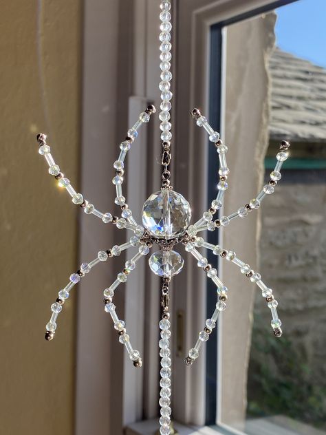 Beaded Spider Web, Bead Spiders, Crystal Suncatchers Diy, Christmas Spider, Beaded Spiders, Beads Craft Jewelry, Diy Wire Jewelry, Beaded Crafts, The Spider