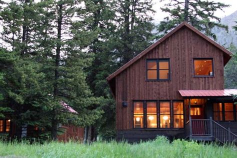 Cabin in Silver Gate, United States. "Even better than the photos!"    Located in Silvergate, MT less than one mile from Yellowstone Park, Lamar Valley cabins are ideal for  wildlife watching and backcountry skiing in the Beartooth mountains.  At Lamar Valley Cabin you can start your... Modern Rustic Cabin, Yellowstone Montana, Montana Cabin, Lamar Valley, Backcountry Skiing, Modern Rustic Homes, Yellowstone Park, Western Life, Getaway Cabins