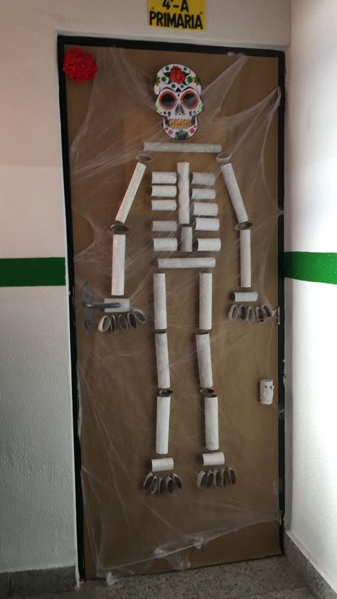 Halloween Door Decorations Classroom Kindergarten, Halloween Door Decorations Classroom, Porta Halloween, Halloween Classroom Door, Halloween Party Activities, Halloween Circus, Steampunk Halloween, Casa Halloween, Halloween Paper Crafts