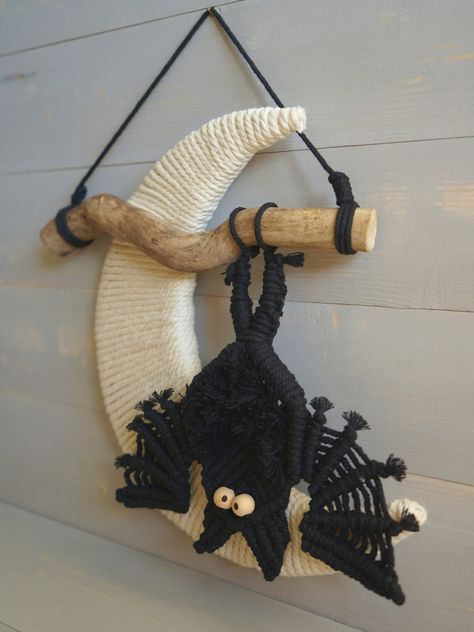 Macrame Halloween Decor Diy, Macrame Bats Diy, Macrame Fall Diy, Macrame Ghost Diy, Spring Macrame Ideas, Macrame Bat, Macrame Ghost, Halloween Macrame, Black Macrame Wall Hanging