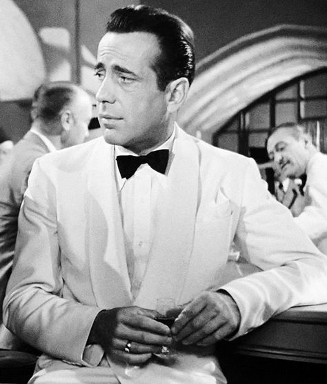 Humphrey Bogart Casablanca, Leisure Clothes, Casablanca Movie, Casablanca 1942, Bogart And Bacall, Black And White Movie, Carole Lombard, Actors Male, Clark Gable