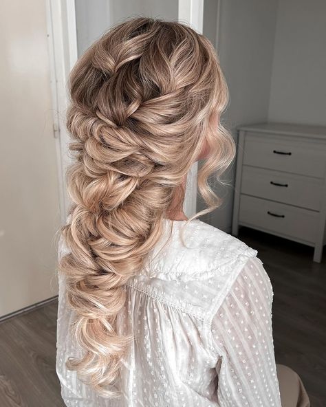 19 Prettiest Mermaid Braids For A Soft, Romantic Look Mermaid Wedding Hair, Updo With Bangs, Mermaid Braids, Sleek Braided Ponytail, Wavy Wedding Hair, Class Photo, Mermaid Braid, Diy Wedding Hair, Sophisticated Hairstyles