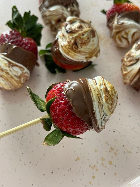 Strawberry And Marshmallow Skewers, Marshmallow Food Ideas, Bonfire Snacks Ideas, Smores Strawberries, Party Baking Ideas, Strawberry Meals, S’mores Aesthetic, Food With Strawberries, Anniversary Dessert Ideas