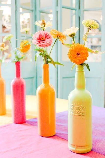 Painted Bottles Flowers, Spring Flower Centerpieces Diy, Wine Bottle Vases Centerpiece, Cheap Easy Centerpieces For Party, Fun Centerpieces For Party, Retro Centerpieces, Mirror Table Decor, Spring Centerpiece Ideas, Fun Centerpieces