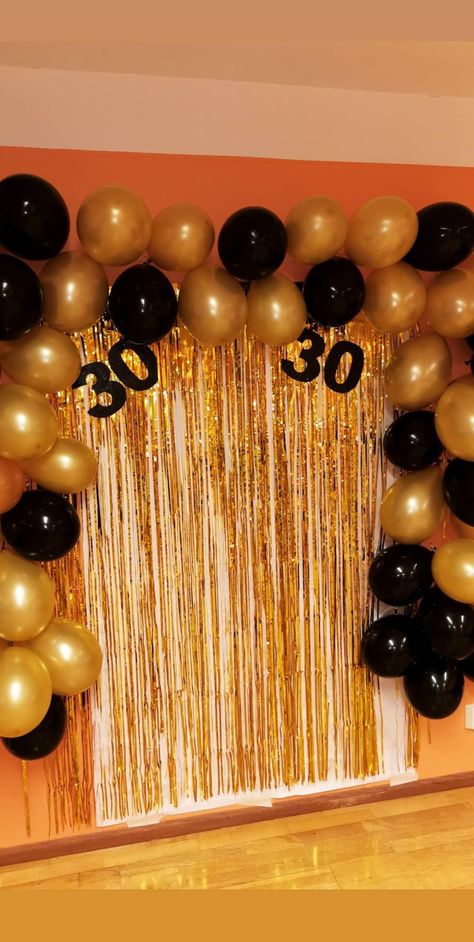 30th Birthday Photo Wall, 21st Birthday Men Decorations, 18th Photo Wall, Photo Corner Ideas Party, Photo Wall Birthday Party, Diy 30th Birthday Decorations, Whiskey Party, Guys 21st Birthday, 21 Diner