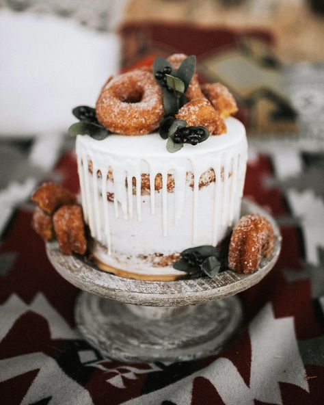 Apple Cider Donut Wall, Apple Cider Donut Wedding Cake, Cider And Donut Bar Wedding, Apple Cider Donuts Wedding, Cider Donuts Wedding, Fall Naked Cake, Apple Cider Wedding, Doughnuts Wedding, Doughnut Wedding Cake