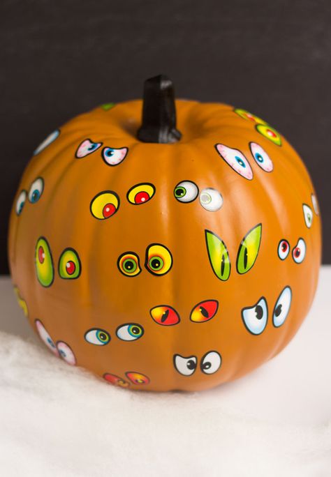 Make these spooky pumpkins in minutes with eyeball stickers- the perfect kids craft! #pumpkinideas #eyeballpumpkin #pumpkincraft Spider Face Paint, Eyeball Painting, Eyeball Pumpkin, Monster Spider, Pumpkins Decorations, Pumpkin Eyes, Spider Face, Train Pumpkin, Spooky Pumpkins