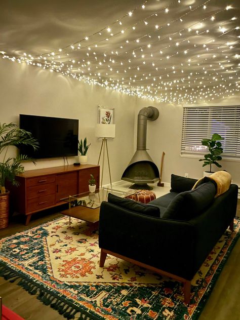 Cozy College Apartment, String Lights Living Room, Ramadan Ideas, College Living Rooms, Dc Apartment, Apartment Things, Nyc Apt, College Apartment Living Room, College House