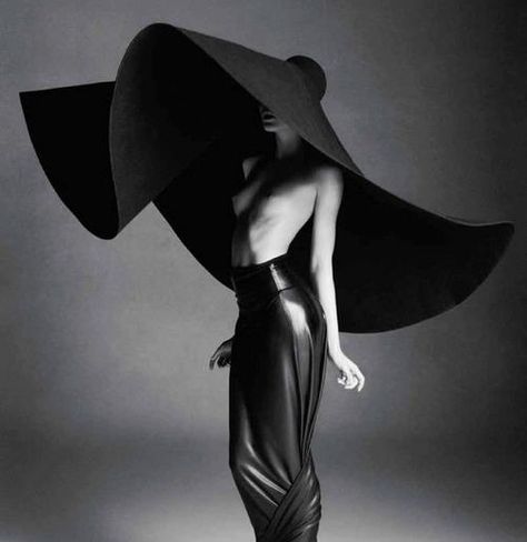 Philip Treacy, Love Hat, Wearing A Hat, Avant Garde Fashion, Derby Hats, White Photo, Yohji Yamamoto, Akita, White Outfits