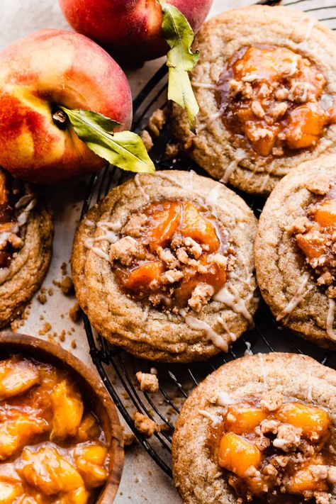 Peach Cookies are chewy, crisp-edged, cinnamon-spiced cookies filled with a quick stovetop peach filling, topped with a brown sugar crumble, and finished with a vanilla glaze. These summery cookies taste just like peach cobbler in cookie form. Bake these during peach season, and they'll be everyone's new favorite cookie! Peach Cobbler Cookies, Cobbler Cookies, Peach Filling, Spiced Cookies, Patisserie Vegan, Peach Cookies, Vanilla Glaze, Cookie Spread, Spice Cookies