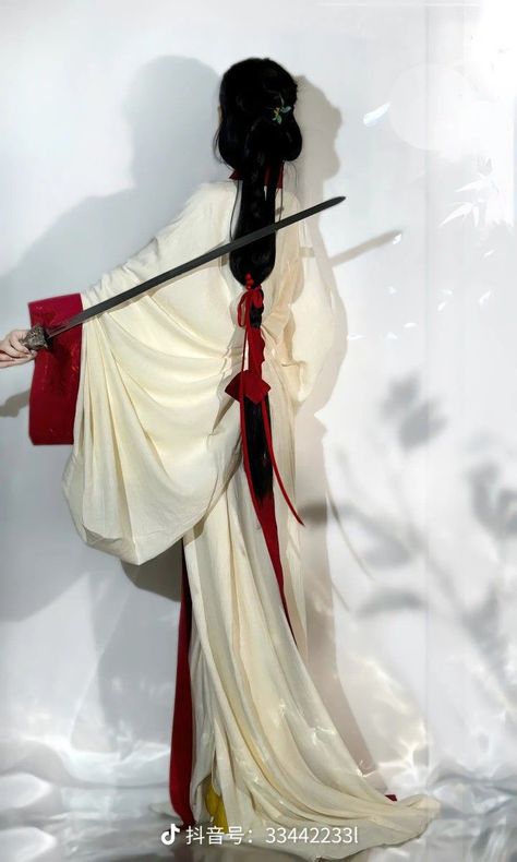 Chinese Aesthetic Outfit, Japanese Clothing Traditional, Poses With Swords Reference, Hanfu Reference, Short Hanfu, Chinese Inspired Dress, Traditional Chinese Hairstyle, Chinese Oc, Ancient Japanese Clothing