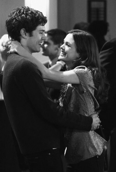 Seth Summer, Seth And Summer, Summer The Oc, Summer Roberts, Oc California, Seth Cohen, Adam Brody, Tv Show Couples, Couple In Love