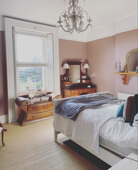 Sulking Pink Bedroom, Pink Attic Bedroom, Dusky Pink Bedroom Ideas, Sulking Room Pink Bedroom, Farrow And Ball Sulking Room, Dusky Pink Bedroom, Sulking Room Pink, Small Attic Bedroom, Calming Bedroom Colors