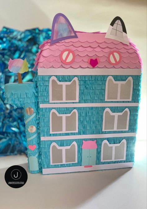 Gabby Pinata, Gabbys Dollhouse Diy House, Gabbys Dollhouse Pinata, Gabby Dollhouse Decorations, Gaby Dollhouse Party Ideas Decoration, Gabby Doll House Birthday Party, Gaby Dollhouse Party Ideas, Gabbys Dollhouse Birthday Party, Gabby's Dollhouse Birthday