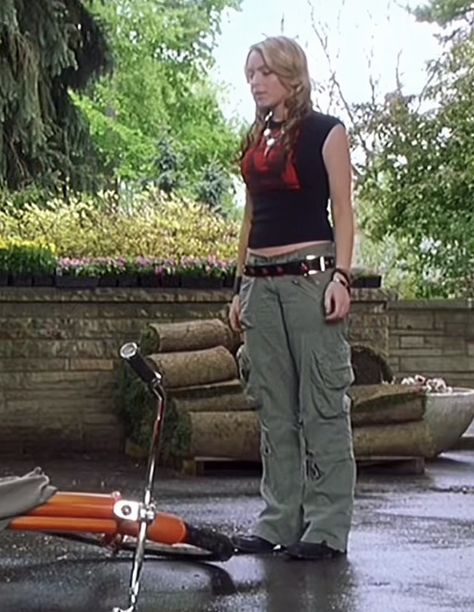 2008 Teenage Fashion, Linsey Lohan Aesthetic, Y2k Movies Outfits, Lindsey Lohan Outfit, 90s Scene Fashion, Early 2000s High School Fashion, 90s Trashy Aesthetic, 2000s Tomboy Outfits, Lindsay Weir Outfit