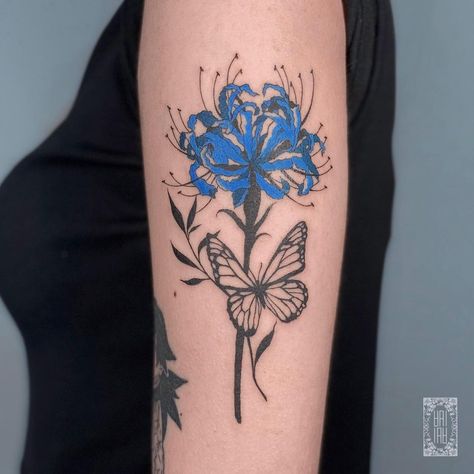 Blue Spider Lily Tattoo Design, Red And Blue Spider Lily Tattoo, Demon Slayer Flower Tattoo, Nana Inspired Tattoos, Blue Spider Lily Tattoo, Spider Lilly Tatoos, Japanese Spider Lily Tattoo, Japanese Inspired Tattoos, Blue Spider Lily