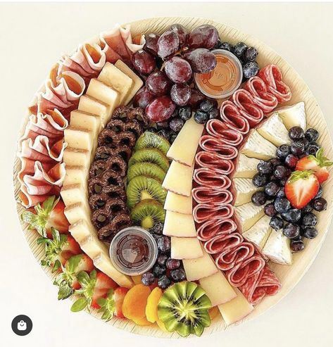 Fruit And Chocolate, Charcuterie Board Meats, Charcuterie Appetizers, Charcuterie Ideas, Amazing Food Platters, Palm Leaf Plates, Grazing Board, Decorações Com Comidas, Amazing Food Decoration