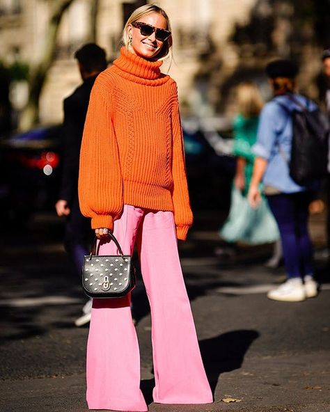 @saintjemma posted to Instagram: Saturday street style - love the oversize orange sweater and pink flare combo! Marlene Hose, Orange Sweater, Cooler Look, Pink Pants, Mode Inspo, 가을 패션, Mode Vintage, Colourful Outfits, Mode Inspiration