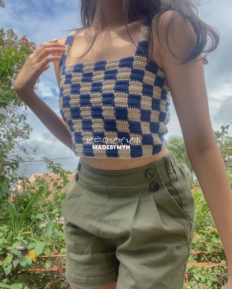 Crop Top Over Shirt, Crochet Checkered Skirt, Checkered Top Crochet, Checkered Sweater Crochet, Crochet Checkered Shorts, Checkered Shoulder Bag Crochet, Crochet Vest Outfit, Diy Crochet Top, Crochet Top Outfit