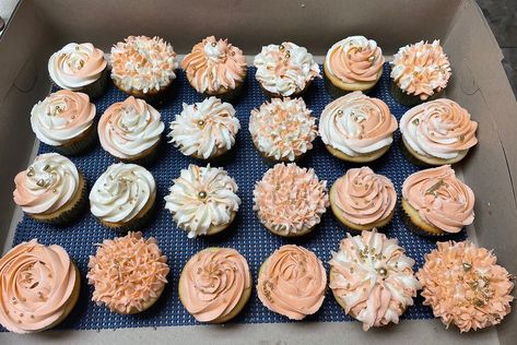 Pink And Peach Cupcakes, Blush Cupcakes, Bday Plans, Peach Cupcakes, Yellow Cupcakes, White Cupcakes, Peach Cake, Flower Cupcakes, Peach Flowers