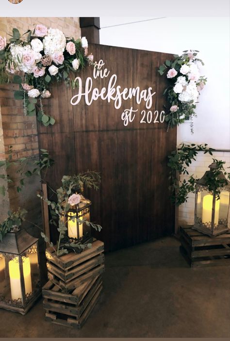 Door Photo Backdrop Wedding, Wedding Backdrop Design Wood, Rustic Photobooth Wedding, Diy Wedding Reception Photo Backdrop, Pallet Backdrops For Wedding, Rustic Back Drop For Wedding, Wood Background For Wedding, Wedding Photo Booth Backdrop Diy, Rustic Wedding Photo Booth Backdrop