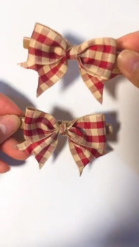 Diy Bow Barrette, How To Make A Bow Barrette, Simple Christmas Bows Diy, Fall Hair Bows Diy, Ribbon Hair Bows Diy Easy, Diy Ribbon Bows For Hair, How To Make A Simple Bow With Ribbon, Small Bows Diy Ribbons, How To Make A Hair Bow With Ribbon