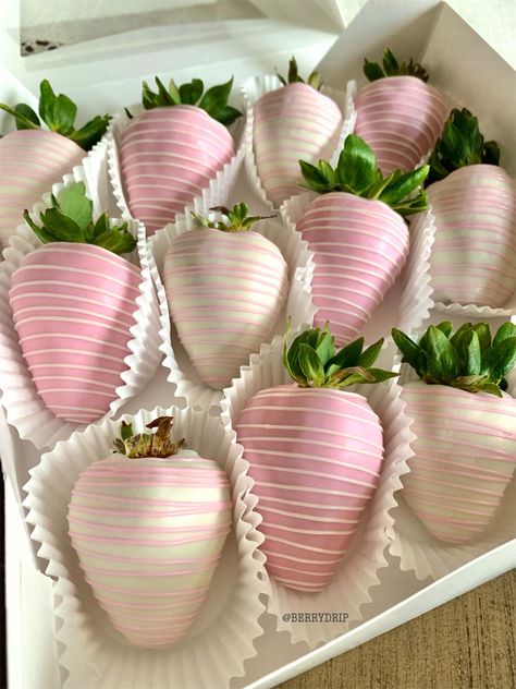 Simple chocolate covered strawberries with light pink💕 Coated Strawberries, Pink Party Foods, Tårta Design, حفل توديع العزوبية, Sweet Sixteen Birthday Party Ideas, Kutek Disney, Pink Birthday Party, Pink Chocolate, Sweet Sixteen Birthday