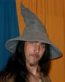 Gandalf Hat, Lotr Costume, Fantasy Craft, Wizard Costume, Geeky Craft, Hat Diy, Gandalf The Grey, Wizard Hat, Geek Crafts